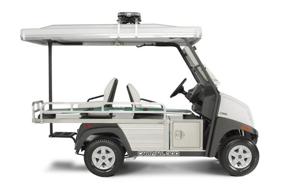 Seitenansicht eines Ambulance Carts von Club car mit Krankentransportliege.