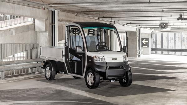 Club Car Urban Elektro Lieferwagen URBAN von Club Car parkt in einem Parkhaus.