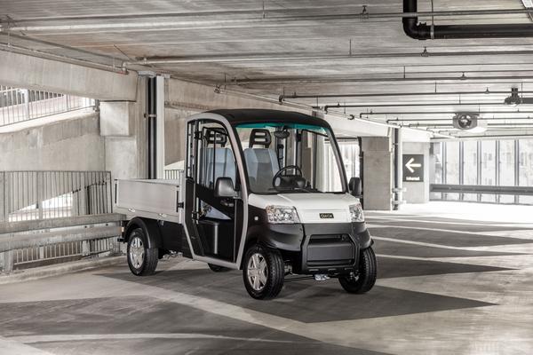 Elektro Lieferwagen URBAN von Club Car parkt in einem Parkhaus.