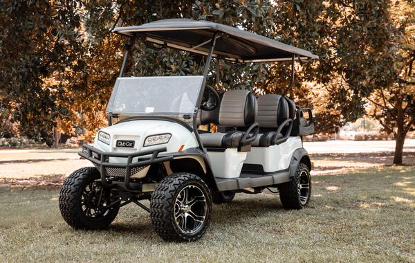 Golfcart Onward Lifted 6-Sitzer von Club Car in der Natur.