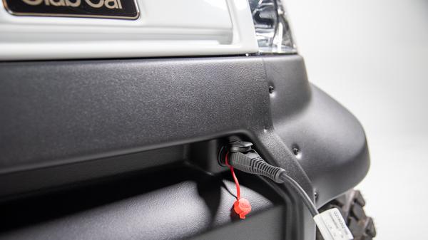 Club Car Urban Ladeanschluss Detailansicht des Ladeanschluss an der vorderen Stoßstange vom Club Car Urban Elektrotransporter