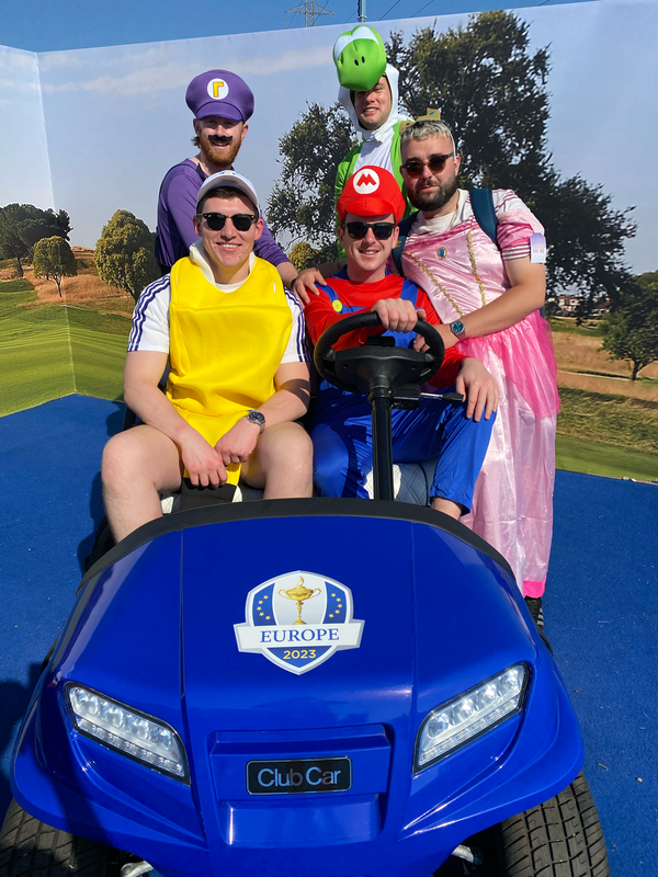Fans vom Team Europe beim Ryder Cup 2023 in Rom vor dem Teamcart in den europäischen Farben.