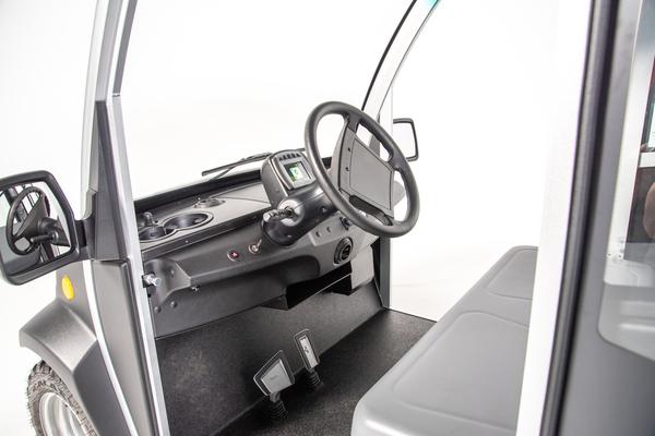Innenansicht der Fahrerkabine des Club Car Urban Elektrotransporter 