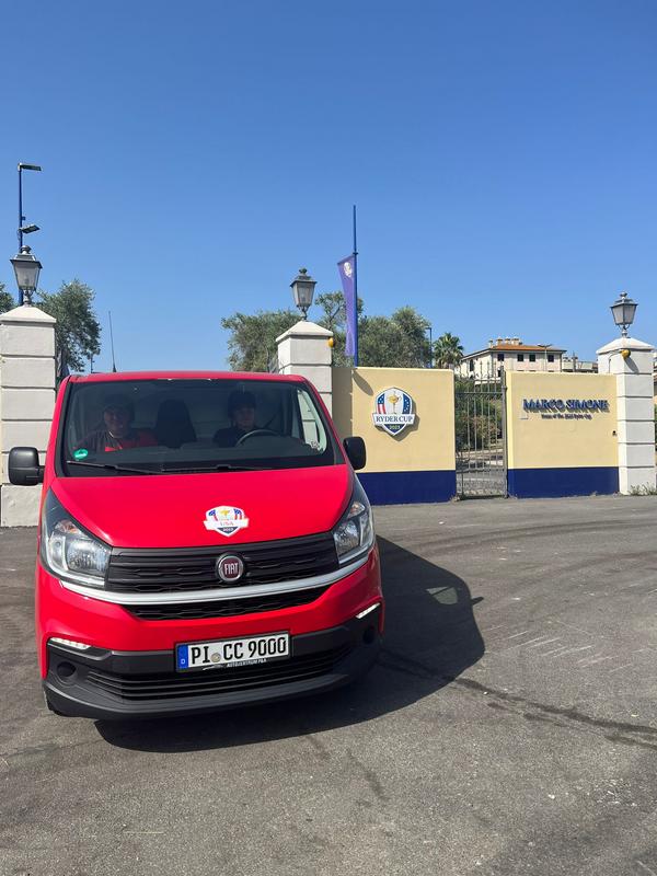 Der Cart Care Van in den USA-Farben vor der Einfahrt der Marco Simone Golfanlage beim Ryder Cup in Rom.