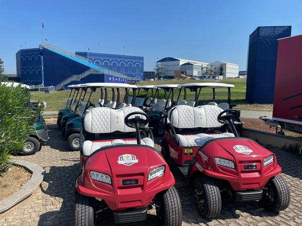 Zwei Teamcarts der USA auf dem Gelände des Ryder Cups in Rom.