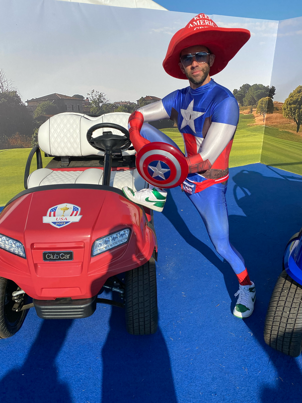 Fan der USA beim Ryder Cup 2023 in Rom in einem Kostüm als Captain America vor einem Golfcart.
