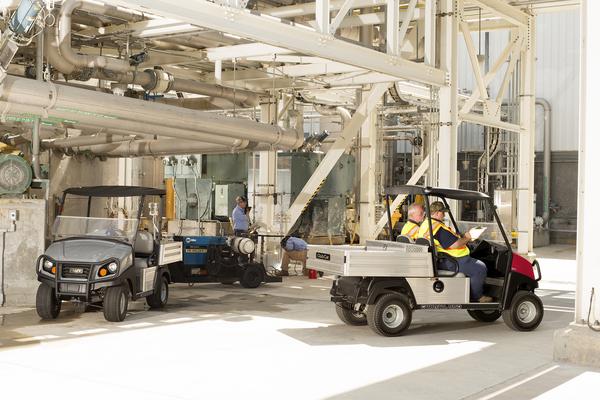 Zwei Nutzfahrzeuge in industrieller Umgebung im Einsatz. 