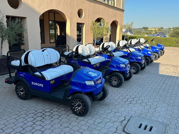 Teamcarts von Team Europe geparkt vor dem Clubhaus auf dem Marco Simone Golfplatz in Rom während des Ryder Cups 2023.