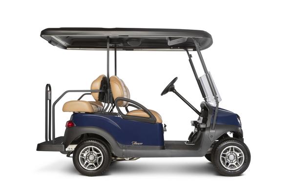 Seitliche Ansicht eines Golfcart mit 4 Sitzplätzen, Dach und Scheibe. 2 Plätze sind entgegen der Fahrtrichtung.