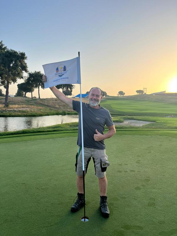 Teammitglied Cart Care beim Ryder Cup in Rom mit der Lochfahne.