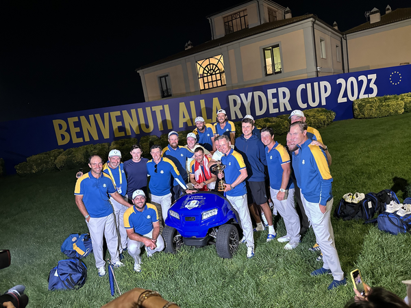 Team Europe Ryder Cup 2023 versammelt um das Captainscart von Luke Donald