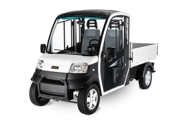 Frontale Ansicht des Club Car Elektrotransporters URBAN N1 mit Fahrerkabine und großer Ladefläche.