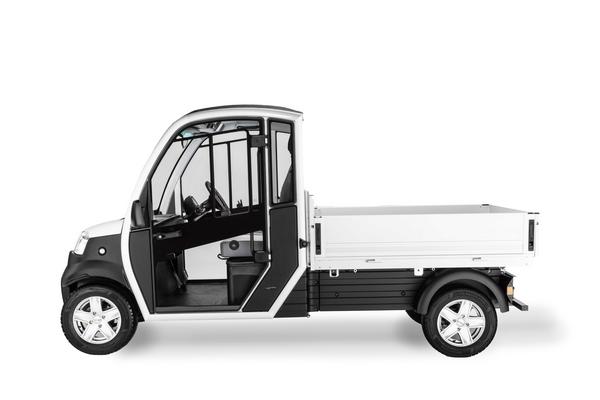 Seitliche Ansicht des Club Car Elektrotransporters URBAN mit Fahrerkabine und großer Ladefläche.