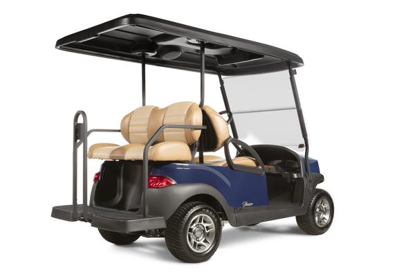 Blaues Club Car Golfcart mit 4 Sitzplätzen, Dach und Scheibe in der rückwärtigen Ansicht. 