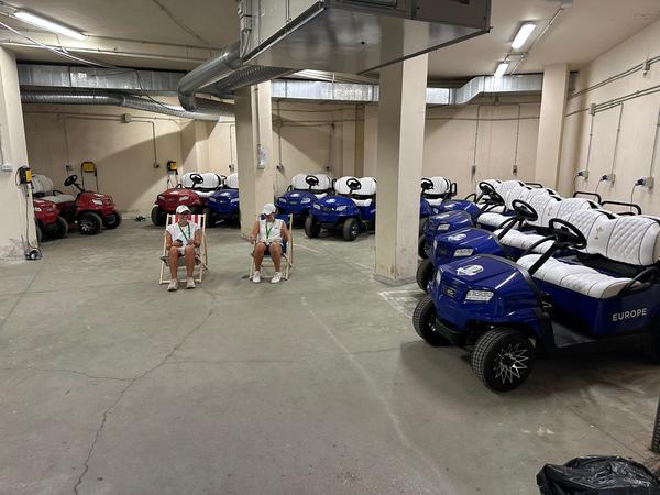 Teamitglieder Cart Care bei der Ausgabe der Teamcarts beim Ryder Cup in Rom.