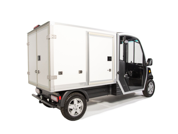 Weißer Elektrotransporter URBAN mit Fahrerkabine und großem Boxaufbau.
