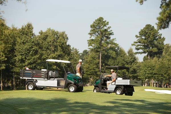 Carryall Fahrzeuge von Club Car beim Einsatz auf einem Golfplatz.