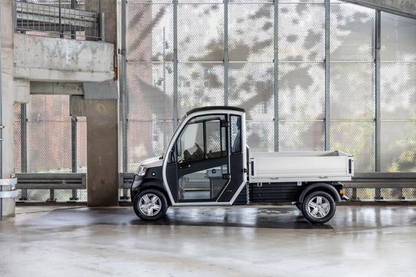 Seitenansicht des Elektro Lieferwagens URBAN von Club Car.
