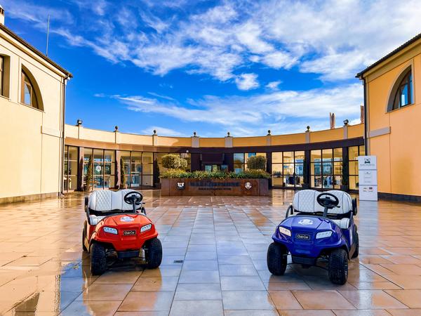 Die zwei Captaincarts der Teams EUROPE und USA vor dem Clubhaus Marco Simone beim Ryder Cup 2023 in Rom.