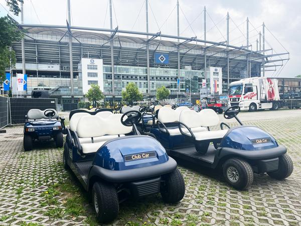 carts-vor-stadion Golfcarts stehen vor dem Volksparkstadion in Hamburg.